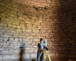 Reflectorless total station measurements of the stone construction work inside the Tiryns tholos tomb, Argolid (Greece). Photo: A. Brysbaert.